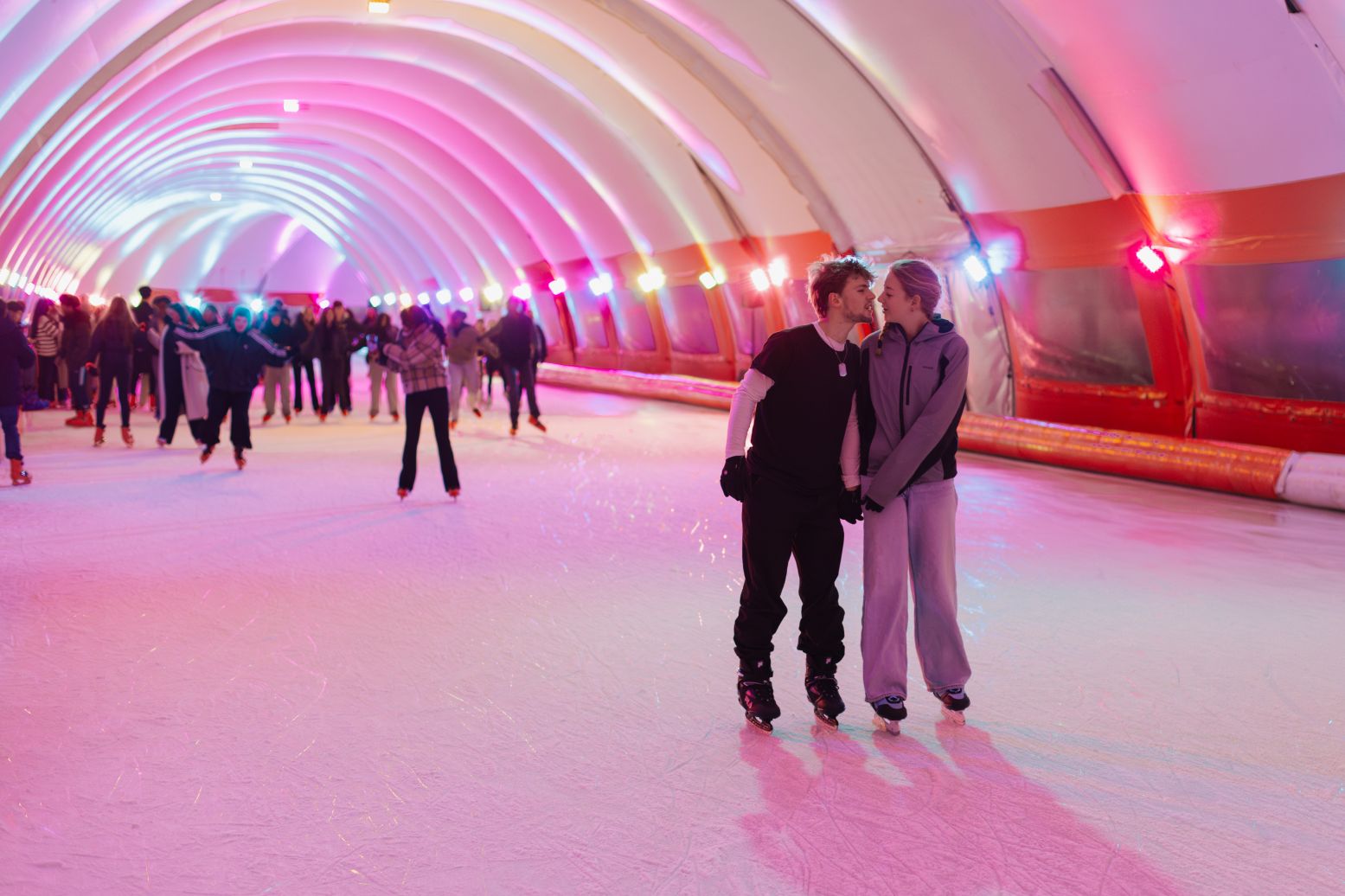 Romantisch samen schaatsen op de roze- en rood gekleurd schaatsbaan! Foto: Schaatsbaan Rotterdam