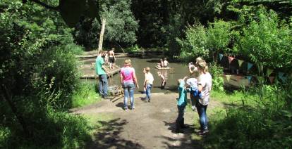 Zomeruitjes Kinderen Leef je uit in de attractieparken of gewoon lekker in de natuur. Fot: Natuurspeeltuin De Speeldernis ©