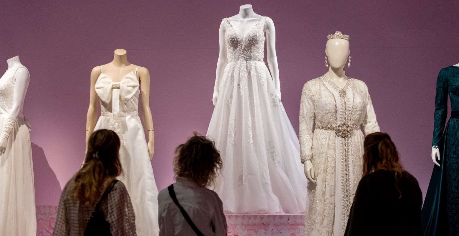 Neem je vriendinnen mee naar de tentoonstelling Ja, ik wil! en zwijmel samen weg bij de tientallen prachtige trouwjurken. Foto: Fries Museum © Ruben van Vliet