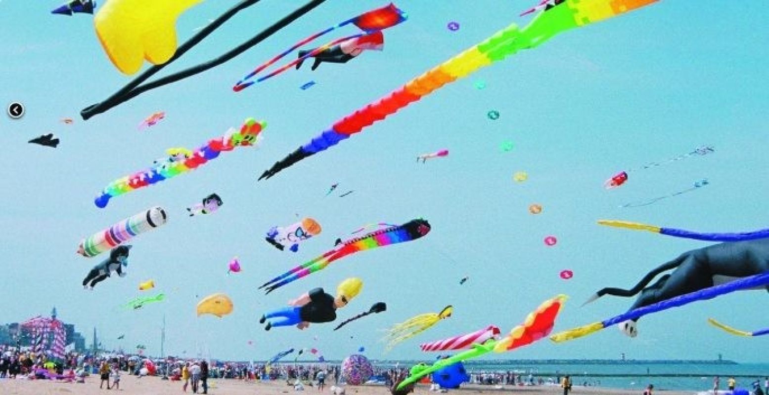 De lucht boven het strand vult zich met de mooiste vliegers. Foto: Vliegerfeest Scheveningen