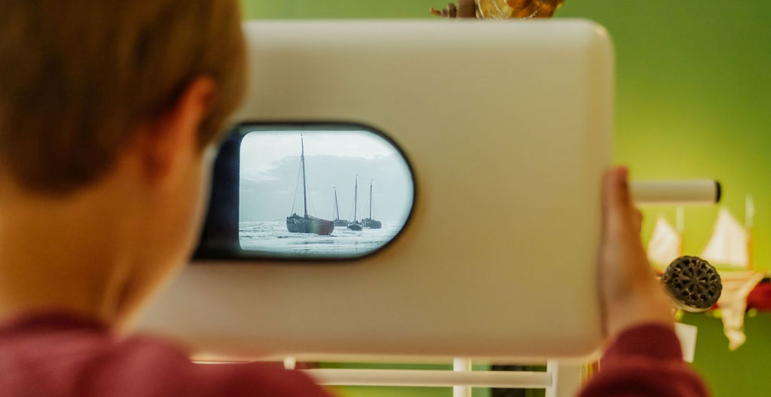 In de oude school leer je alles over de visserij door middel van verhalen, maar ook beelden via een oude viewmaster. Foto: HEY Museum