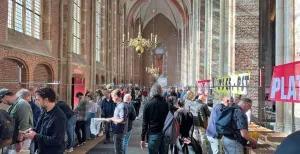 De leukste markten in januari en februari Vind je tweedehands koopjes op een bijzondere locatie, zoals op deze platenbeurs in een kerk. Foto: Variaworld