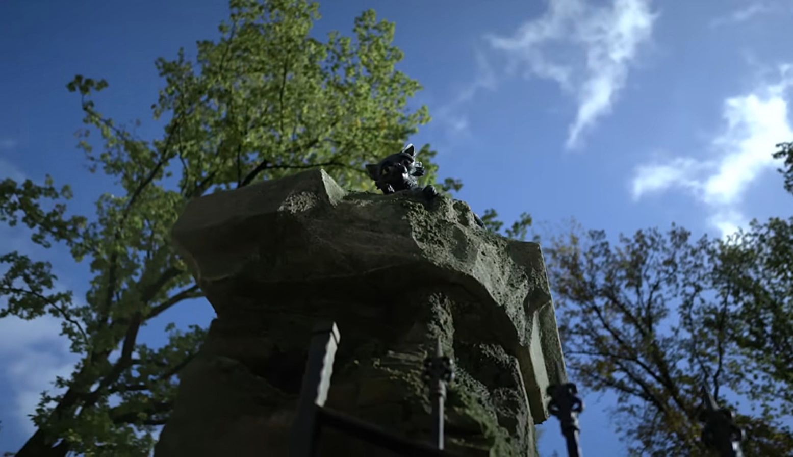 Overal in het Huyverwoud en Danse Macabre kom je het zwarte katje met een geel en een blauw oog tegen. Ook in de kapel! Foto: Efteling, still uit de video