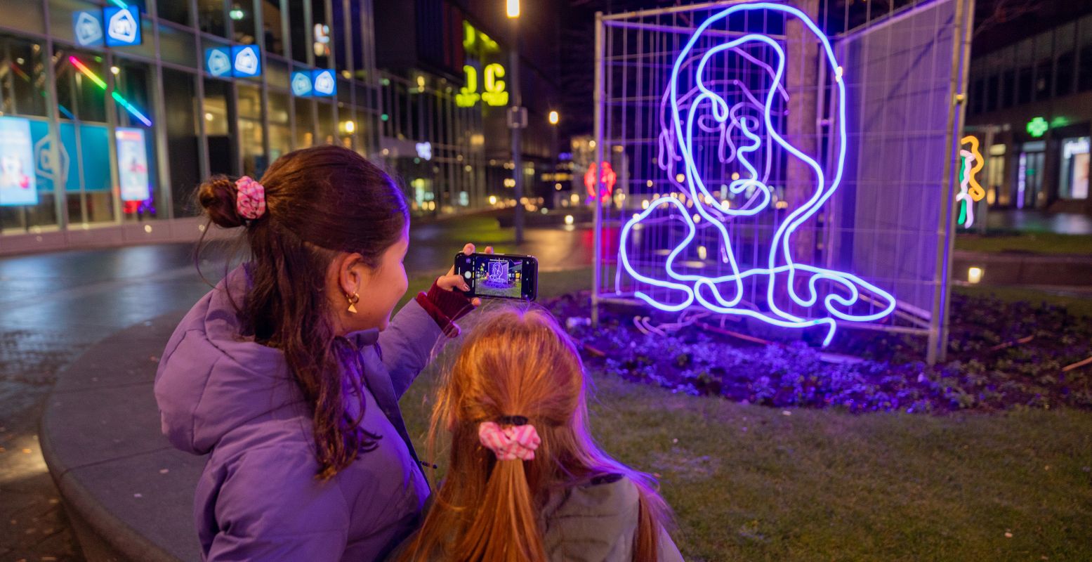 'Who brings colour to your life': zelfportretten van jongeren, gemaakt met één lichtlijn. Foto: I Light U 2025 © Andre Russcher