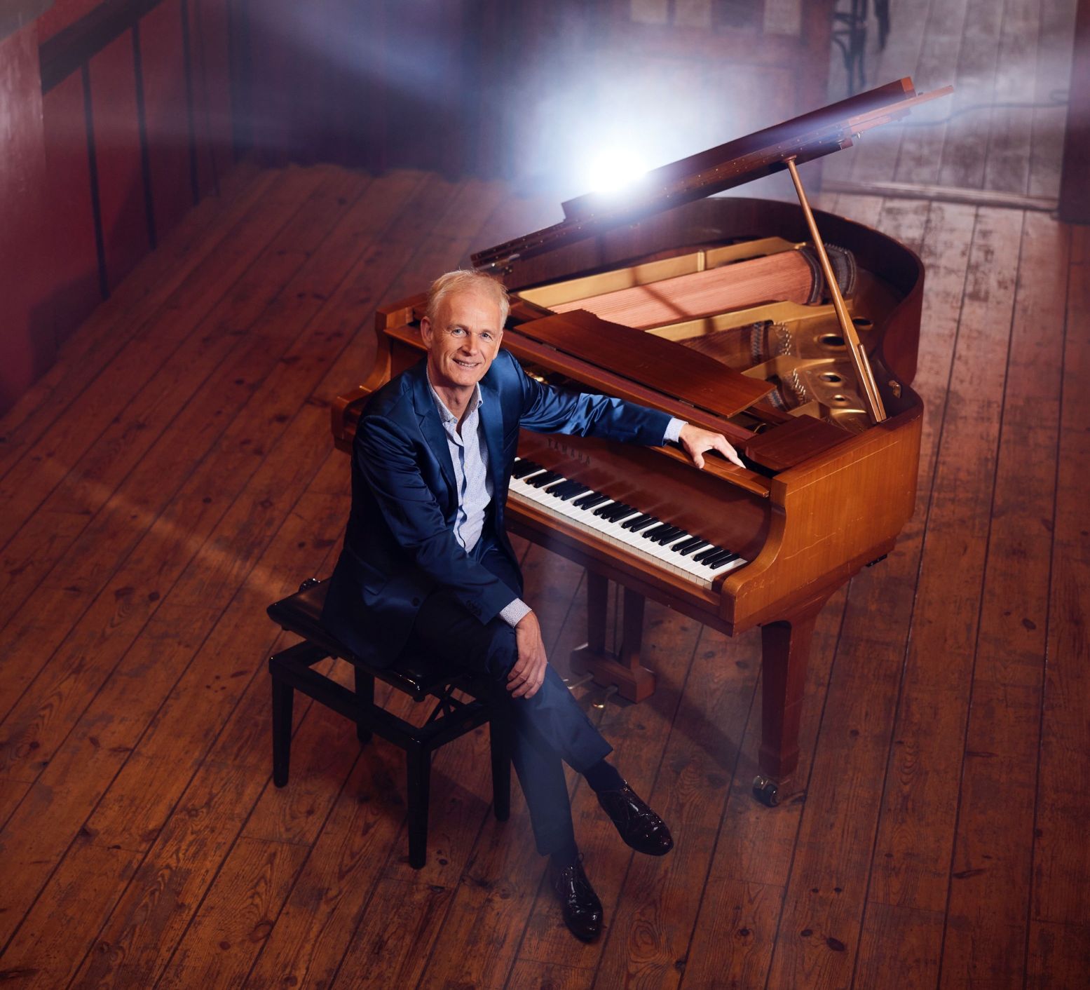 Beleef een hartverwarmende avond met Cor Bakker, Fay Claasen en het Nederlands Douane Orkest. Foto bijgesneden voor DagjeWeg.NL Foto: © Stef Nagel