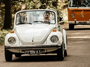 Maak mooie trouwfoto's in een klassieke cabrio. Foto: Klassiek Toeren Twente