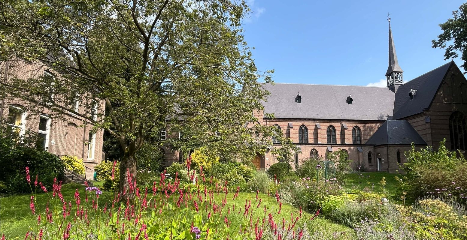 Links het gastenhuis, rechts de Kloosterkerk. Foto: Eline van Lindenberg