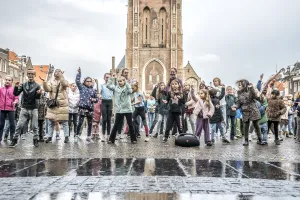 Cultuurbarbaren dansen op de Markt in Delft. Foto: Fred Leeflang