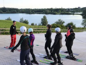 Gezellige ski- en snowboardlessen voor elk niveau. Foto: Skipiste Nieuwegein