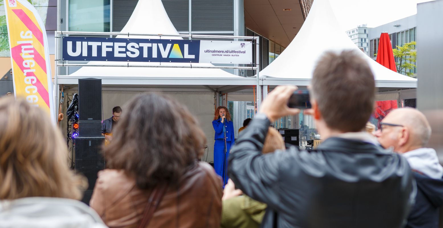 Op het Uitfestival in Almere Centrum ontkom je niet aan de performances, die op populaire locaties plaatsvinden als de Belfort en Citadel. Foto: Almere City Marketing © Richard ter Borg