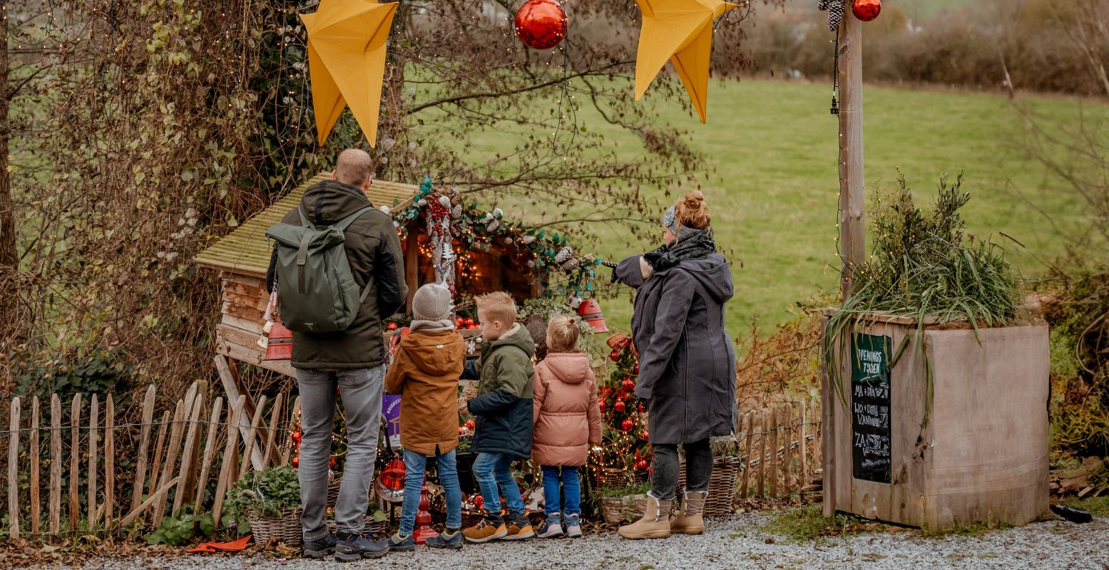 Maak een wandeling helemaal in kerstsfeer en volg een  kribkesroute , zoals de mooie route in en om Schin op Geul. Foto: Kerststad Valkenburg © Sanne Creuëls Photography