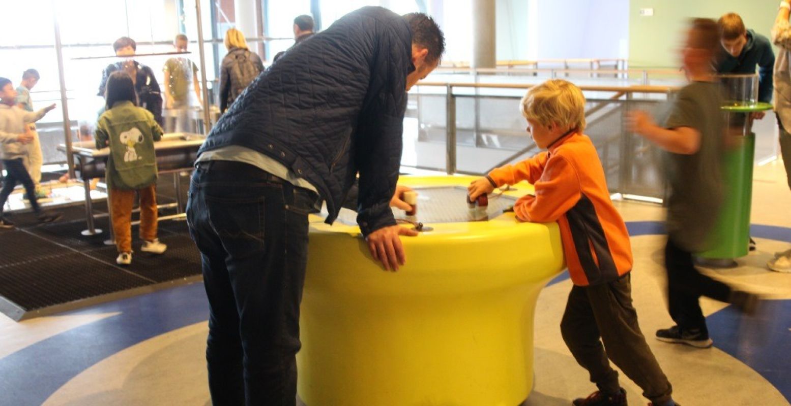 Vader en zoon ontdekken de aantrekkingskracht van magneten. Foto: Redactie DagjeWeg.NL