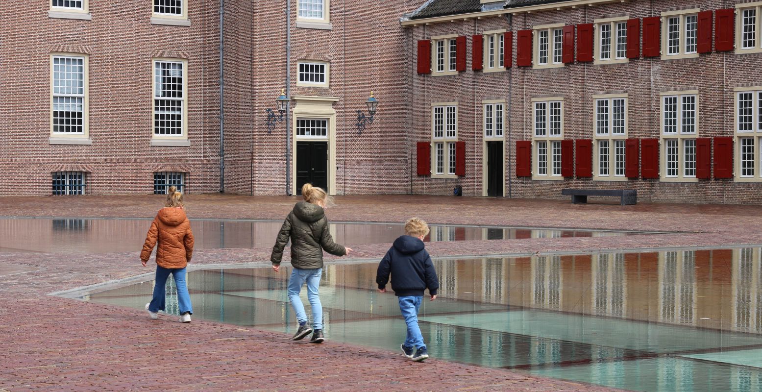 Je kijkt door het water zo naar de ondergrondse museumruimte! Foto: Redactie DagjeWeg.NL