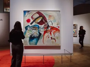 Bewonder topstukken van Kandinsky als Mit dem Schwartzen Bogen (1912). Foto: H'ART Museum © Alizé Barthelémy