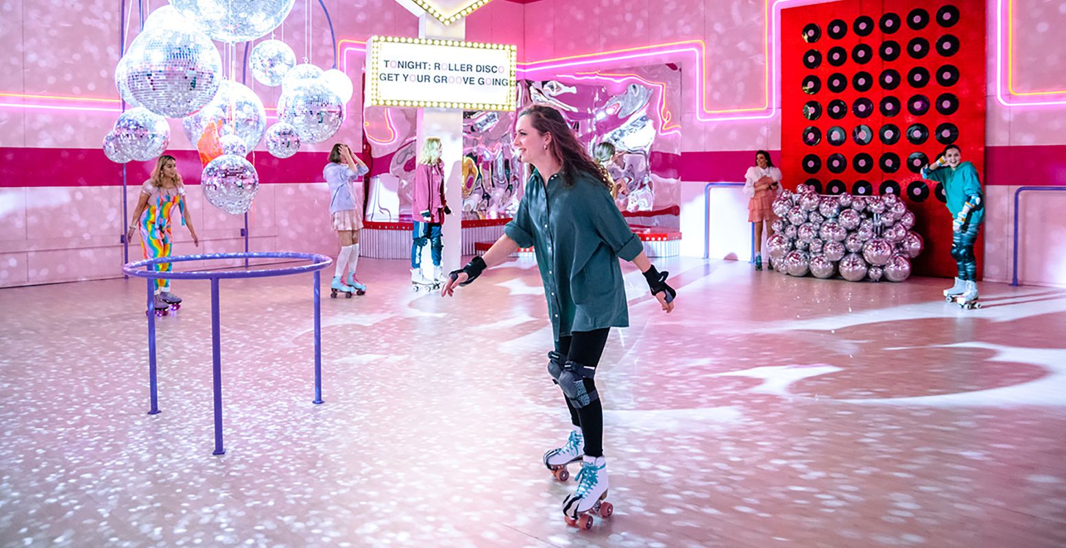 Hilarisch en supervet: samen rolschaatsen in een glitterend discoparadijs. Foto: WONDR Experience