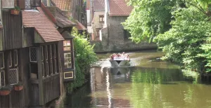 Duik in de rijke geschiedenis van Brugge De beste manier op Brugge te ontdekken: te water. Foto: Jonathan Vink.