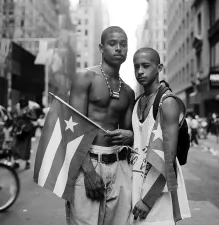 Rebels - Janette Beckman Brothers Danny and Carlos, Puerto Rican Day Parade, New York City, 1995. Foto: Janette Beckman.