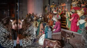 Fotobeschrijving: Samen kijken naar De mooiste kerststal van Nederland. Foto: (c) Museum Catharijnec