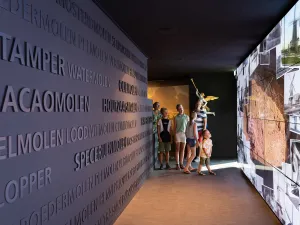 Ontdek hoeveel verschillende molens er zijn op de grootste videowand van Nederland. Foto: Vereniging De Zaansche Molen