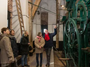 De gids vertelt je alles over wat jullie in de toren tegenkomen. Foto: Marjo van de Pepppel-Kool