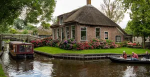 Dagje uit in Giethoorn: puur Hollands genieten Ontdek het sprookjesachtige Giethoorn met een rondvaart of fluisterbootje. Foto: Jo Stolp via  Pixabay 