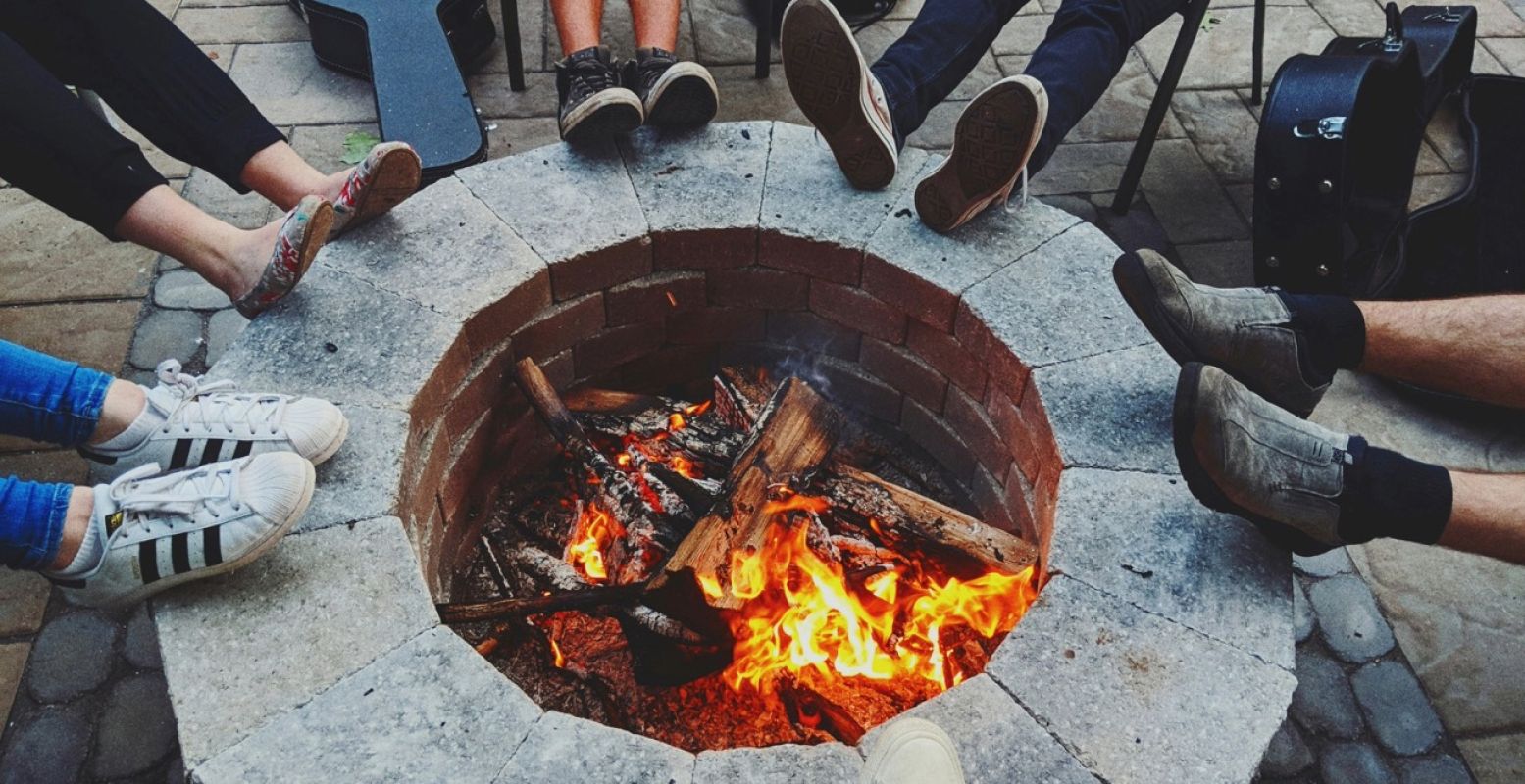 Vaste prik tijdens een familie- of vriendenweekend: gesprekken rond het kampvuur. Foto: Unsplash