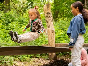 Lekker springen en je veilig laten vallen. Foto: Speelpark Klein Zwitserland