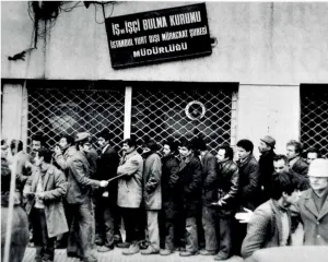 60 jaar Turken in Nederland Foto: Turkse Gastarbeiders bij Uitzendbureau. Jaartal en Fotograaf Onbekend.