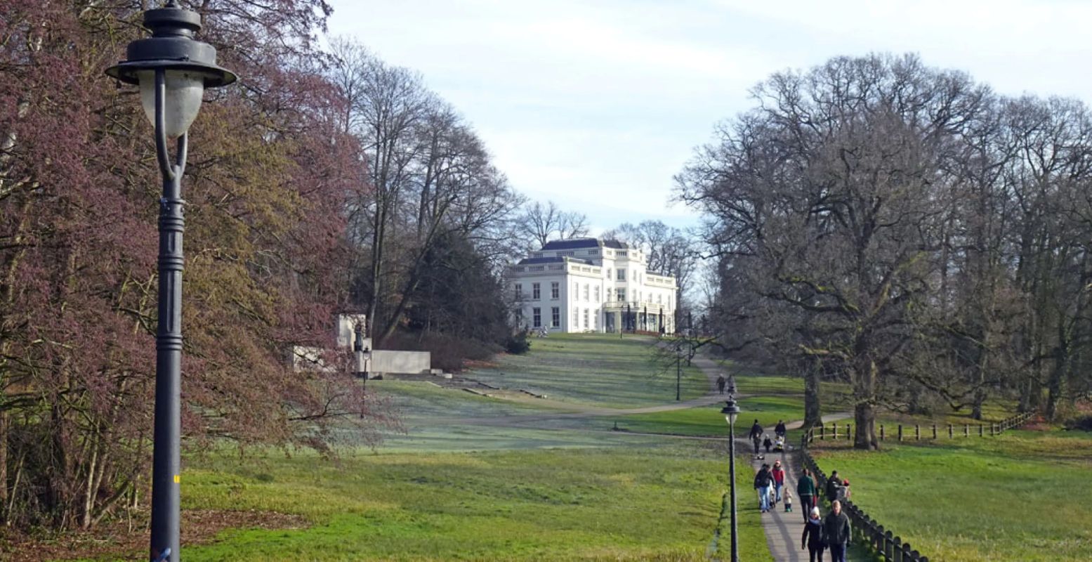 'De Witte Villa' bovenop de heuvel in Park Sonsbeek in Arnhem. Foto: Redactie DagjeWeg.NL