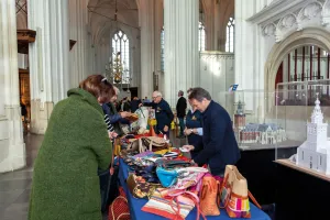 Tassenmarkt en -veiling Tassenmarkt. Foto: Dianne Kottier