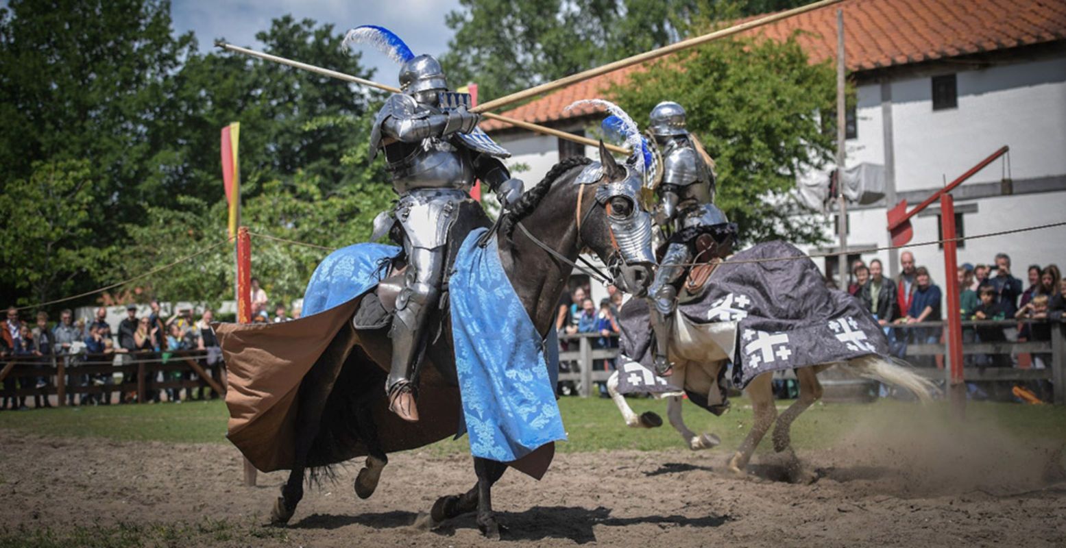 Neem tijdens het Pinksterweekend een kijkje bij indrukwekkende riddergevechten op het toernooiveld! Foto: Museum Archeon