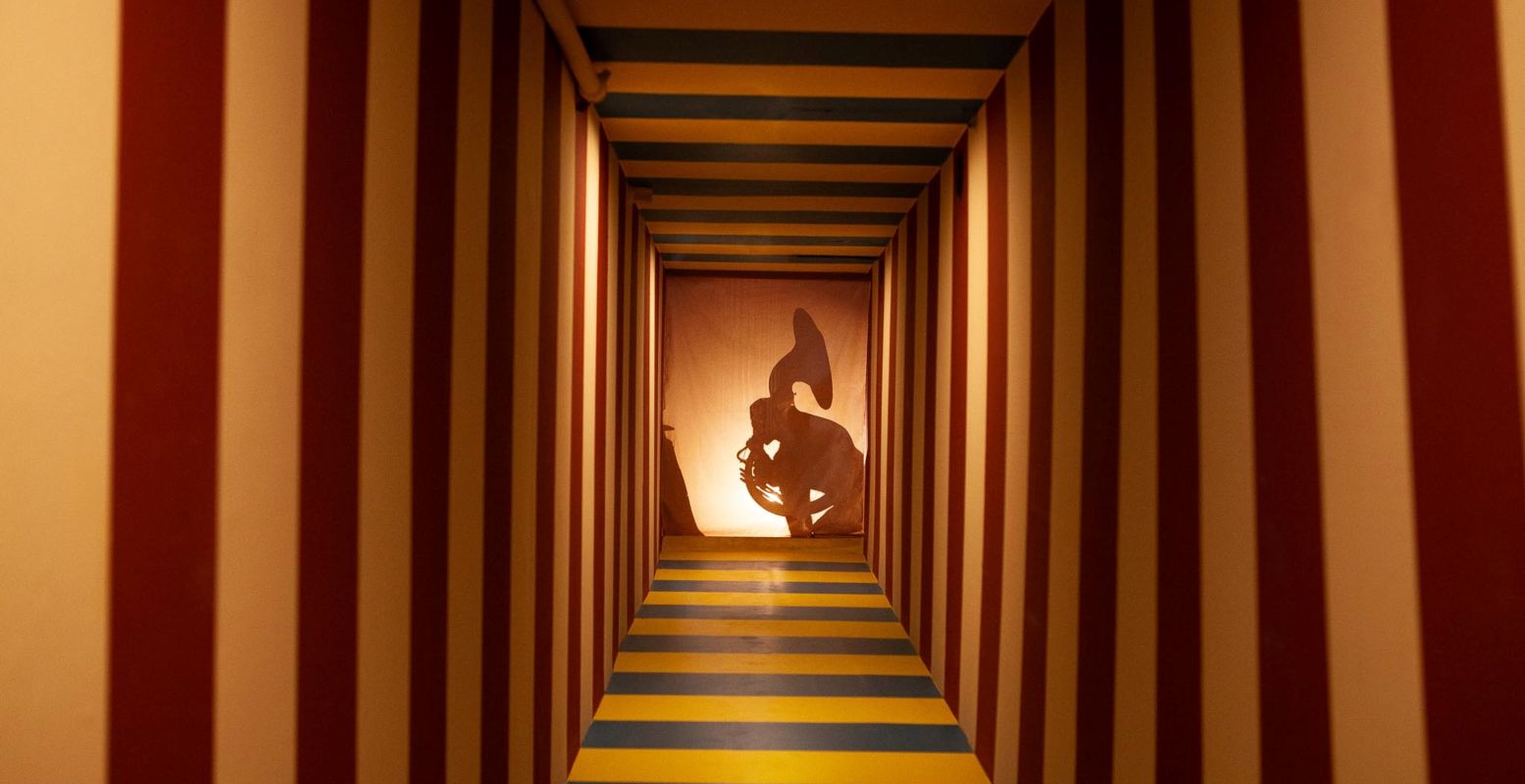 Waan je als Alice uit Alice Wonderland in de Doloris Meta Maze, en loop door mysterieuze deuren of kruip door een gat in de muur. Foto: Doloris Meta Maze @ Karmanoia